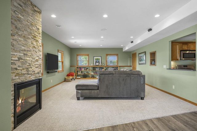 802 Stoney Hill Lane, Cottage Grove, WI 53527