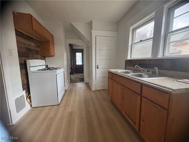 2286 6th Street SW, Akron, OH 44314