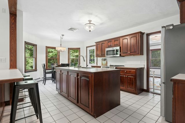 17 Panettieri Dr., Lakeville, MA 02347