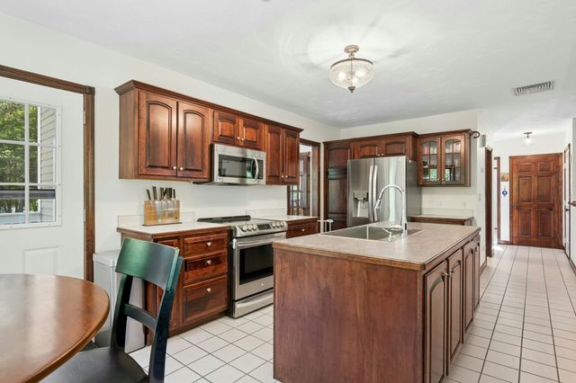 17 Panettieri Dr., Lakeville, MA 02347
