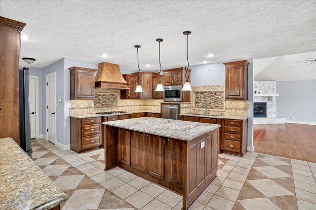 3245 W Brett Drive, Springfield, MO 65810