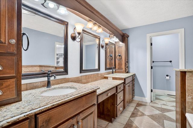 3245 W Brett Drive, Springfield, MO 65810