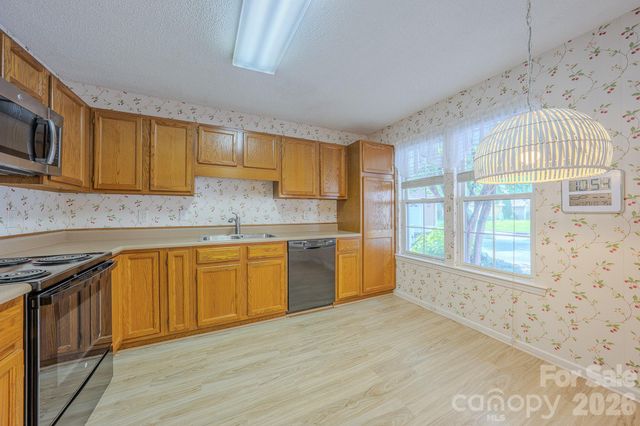 902 Woodlea Court, Asheville, NC 28806