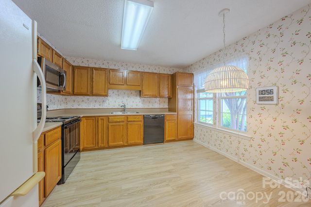 902 Woodlea Court, Asheville, NC 28806