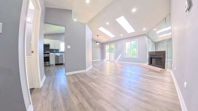 2404 DANBURY Drive B2, Woodridge, IL 60517