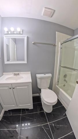 2404 DANBURY Drive B2, Woodridge, IL 60517