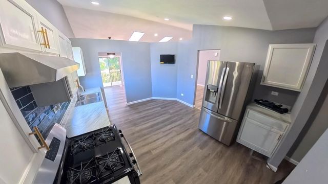 2404 DANBURY Drive B2, Woodridge, IL 60517