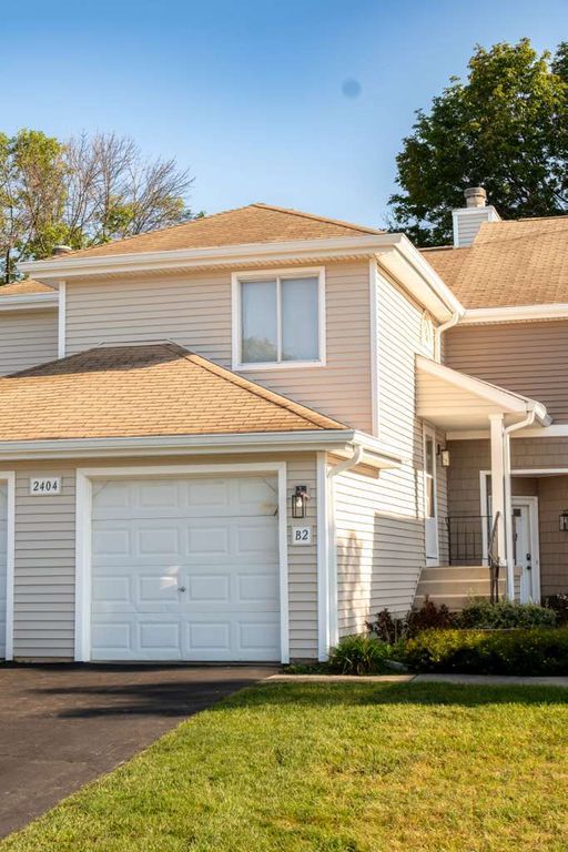 2404 DANBURY Drive B2, Woodridge, IL 60517