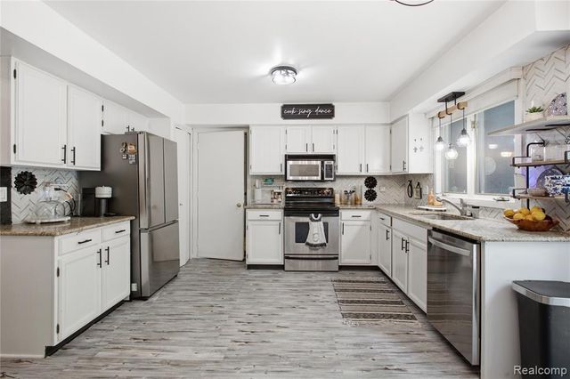 6608 Red Cedar Lane, West Bloomfield, MI 48324