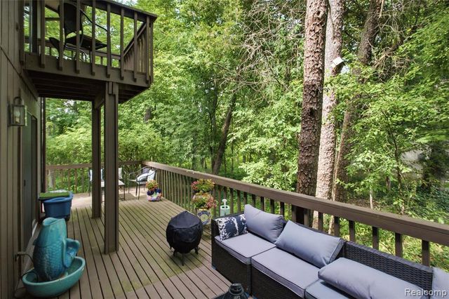 6608 Red Cedar Lane, West Bloomfield, MI 48324