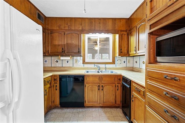 165 Shamrock Drive, Fayetteville, GA 30215