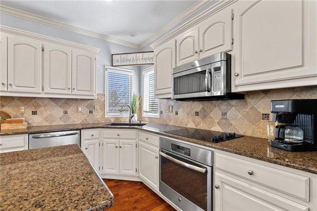 15921 Ash Street, Overland Park, KS 66085