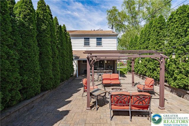 1241 2nd Avenue, Hellertown Boro, PA 18055