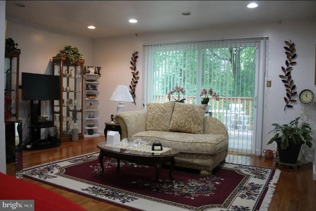 1902 SE VALLEY TER SE, Washington, DC 20032