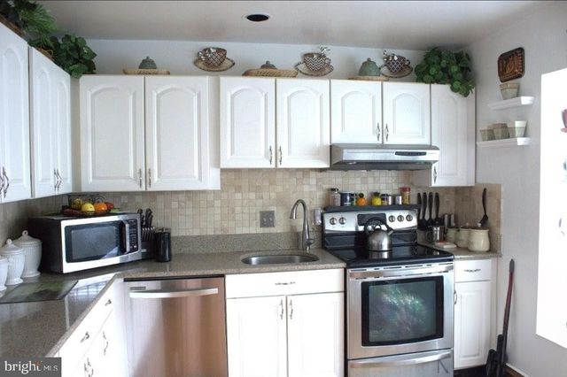 1902 SE VALLEY TER SE, Washington, DC 20032