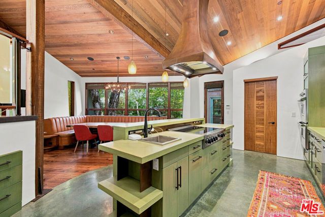 3851 Kingswood Road, Sherman Oaks, CA 91403