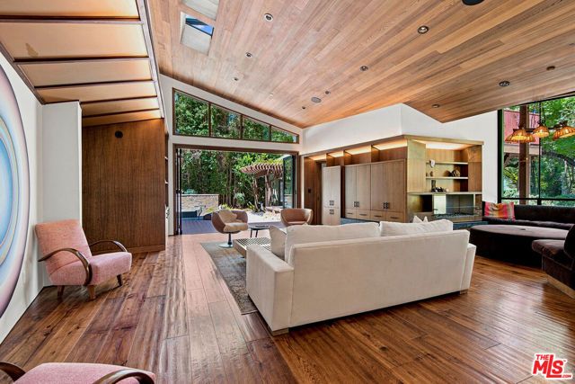 3851 Kingswood Road, Sherman Oaks, CA 91403