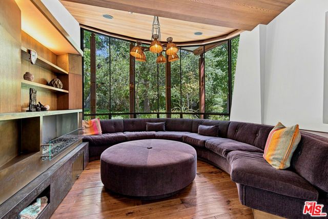 3851 Kingswood Road, Sherman Oaks, CA 91403