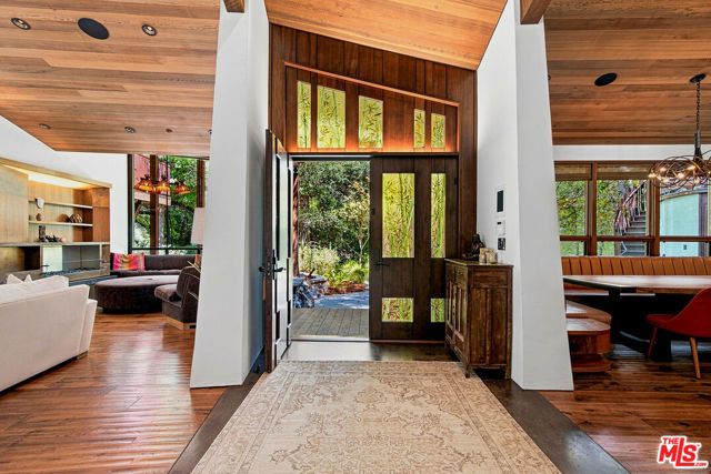 3851 Kingswood Road, Sherman Oaks, CA 91403