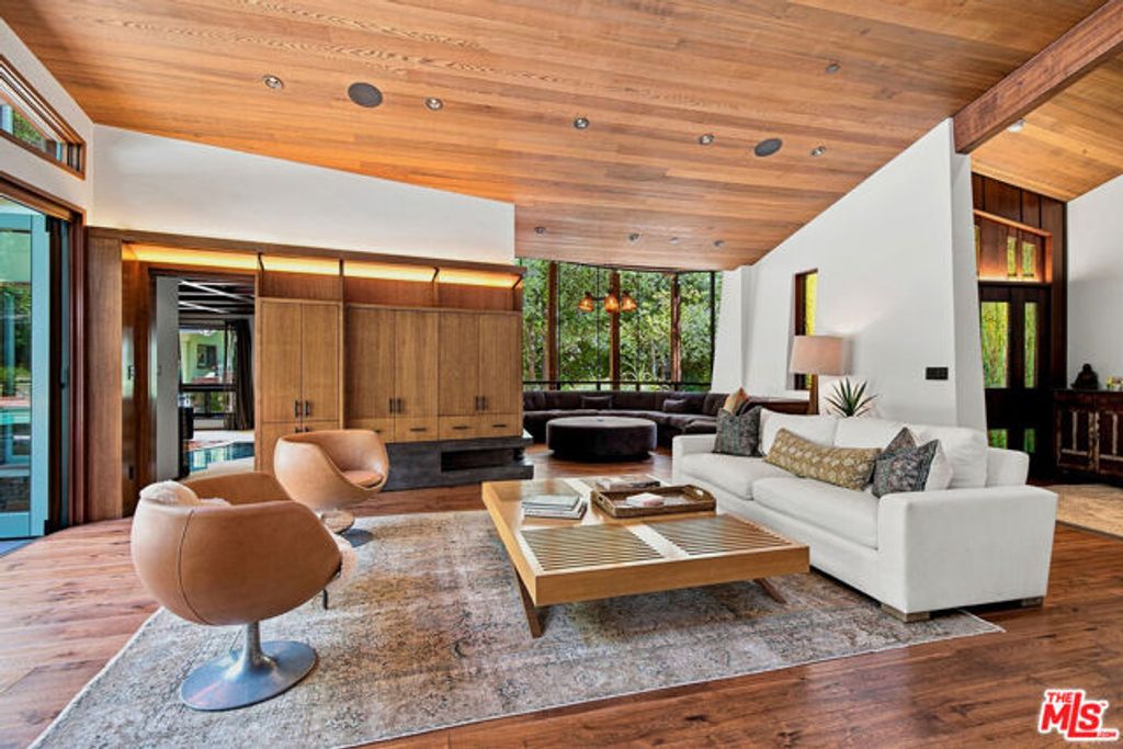 3851 Kingswood Road, Sherman Oaks, CA 91403