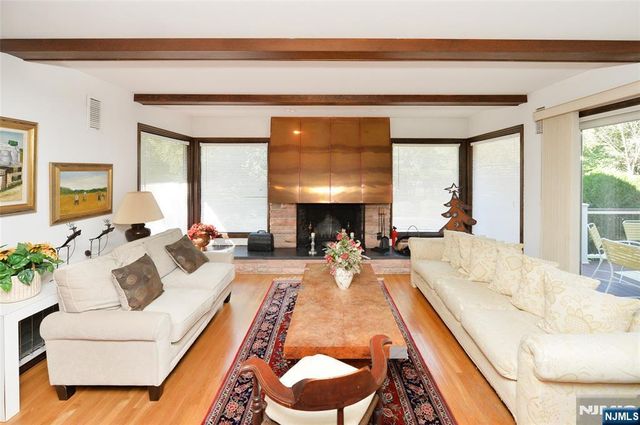 690 Orchard Lane, Franklin Lakes, NJ 07417