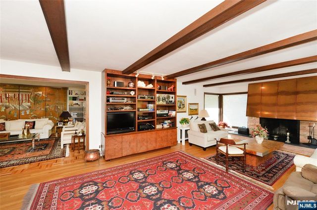 690 Orchard Lane, Franklin Lakes, NJ 07417