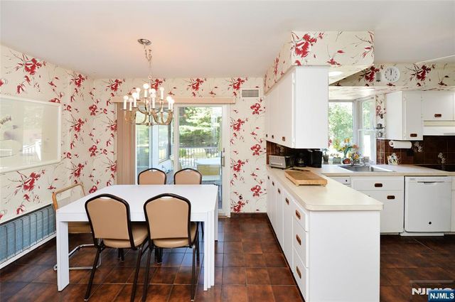 690 Orchard Lane, Franklin Lakes, NJ 07417