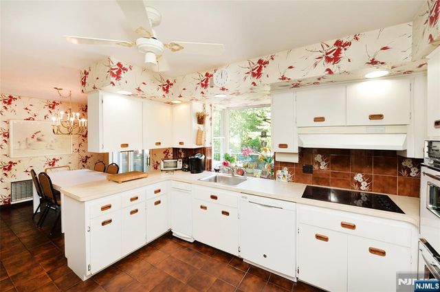 690 Orchard Lane, Franklin Lakes, NJ 07417