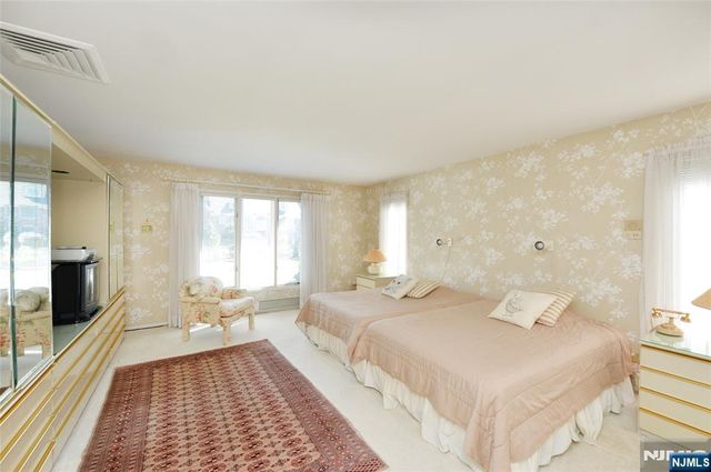 690 Orchard Lane, Franklin Lakes, NJ 07417