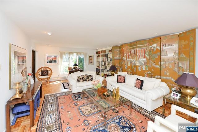 690 Orchard Lane, Franklin Lakes, NJ 07417