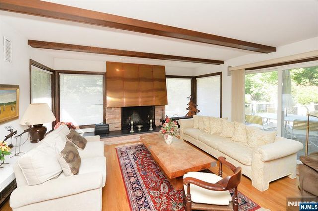 690 Orchard Lane, Franklin Lakes, NJ 07417