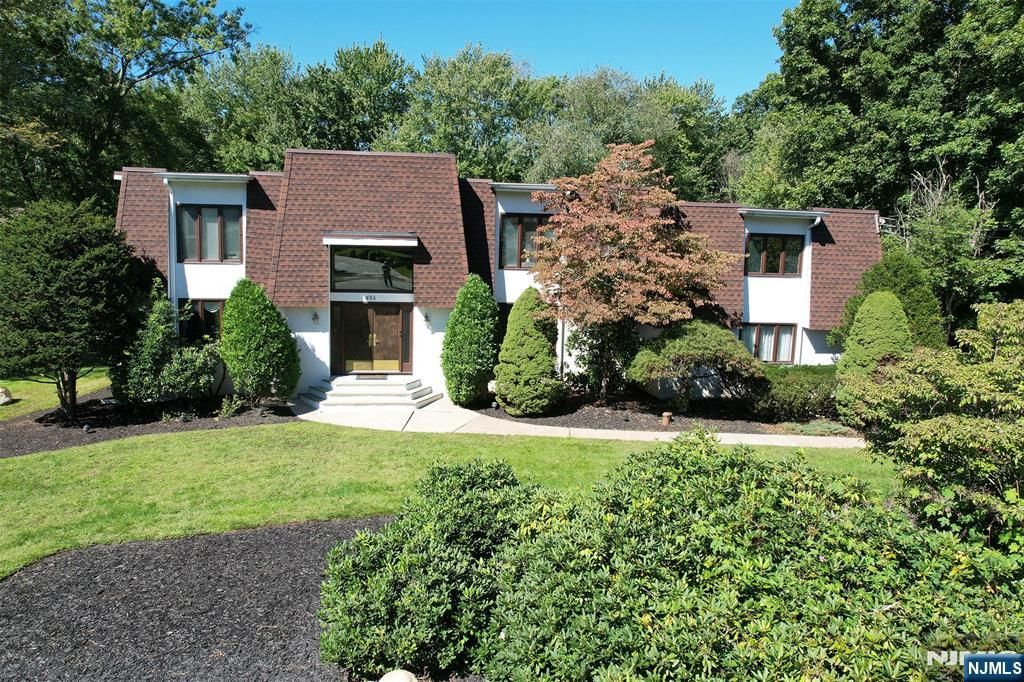 690 Orchard Lane, Franklin Lakes, NJ 07417