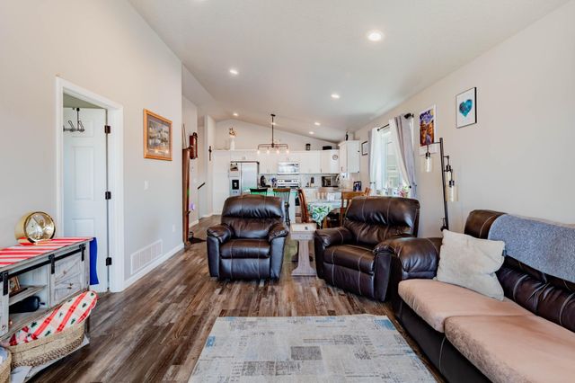 725 Prairie Avenue, Horace, ND 58047