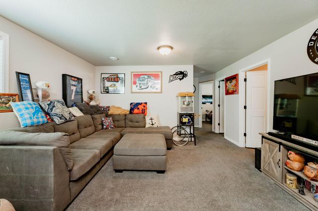 725 Prairie Avenue, Horace, ND 58047