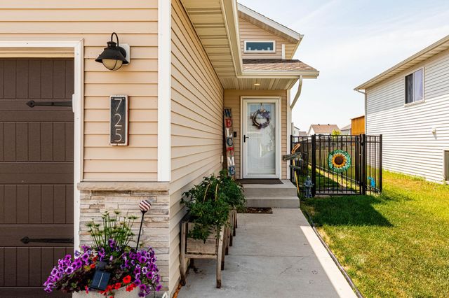 725 Prairie Avenue, Horace, ND 58047