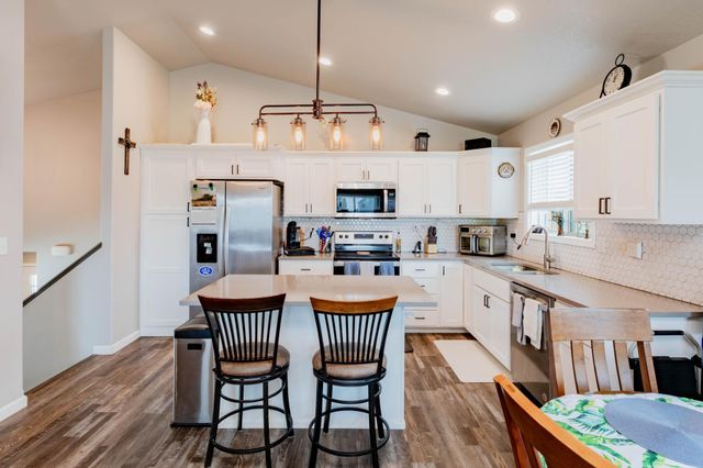 725 Prairie Avenue, Horace, ND 58047