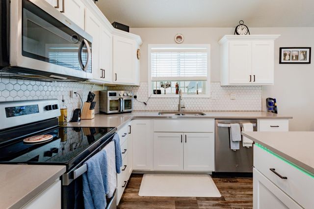 725 Prairie Avenue, Horace, ND 58047