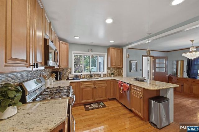 136 Van Buskirk, Teaneck, NJ 07666