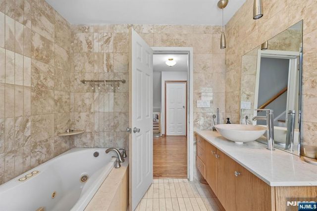 136 Van Buskirk, Teaneck, NJ 07666