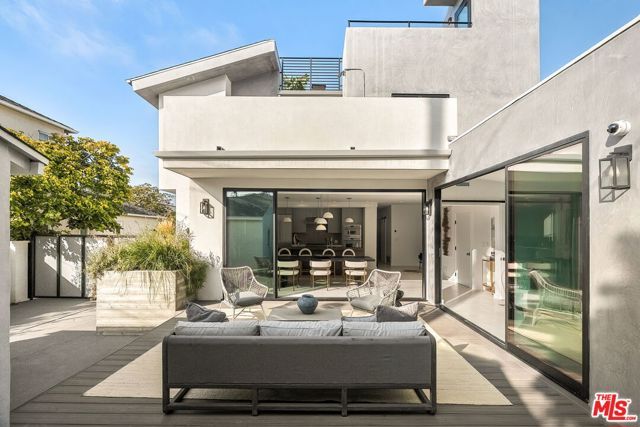 3401 Keeshen Drive, Los Angeles, CA 90066
