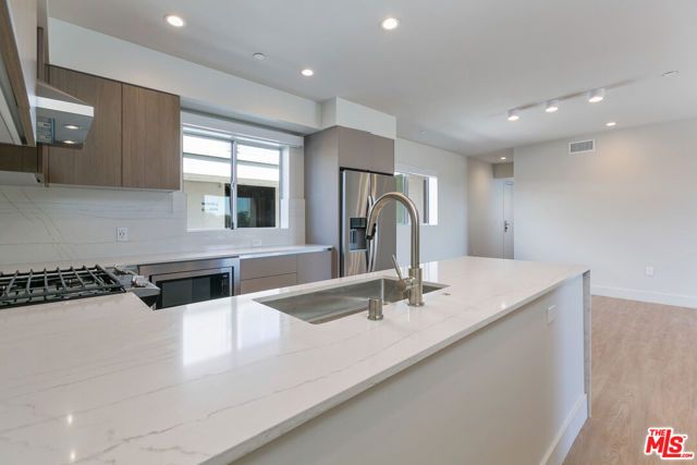 11837 Mayfield Avenue 305, Los Angeles, CA 90049