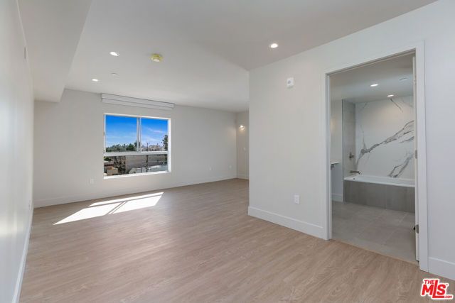 11837 Mayfield Avenue 305, Los Angeles, CA 90049