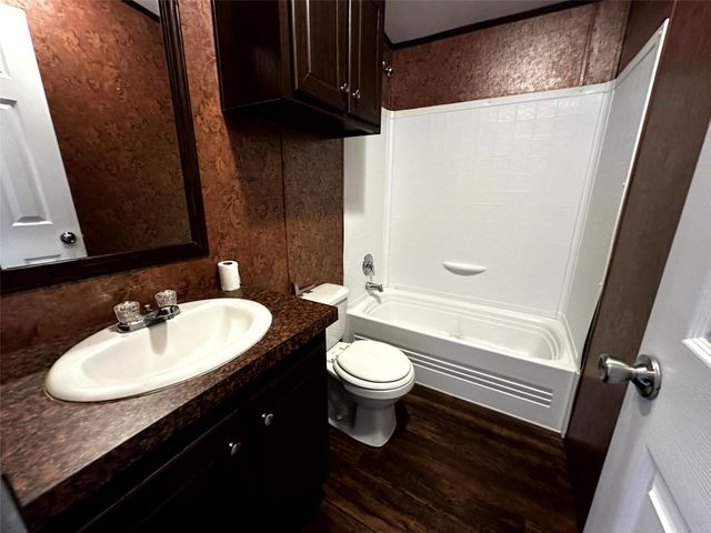 190 E Austin Avenue, Onalaska, TX 77360