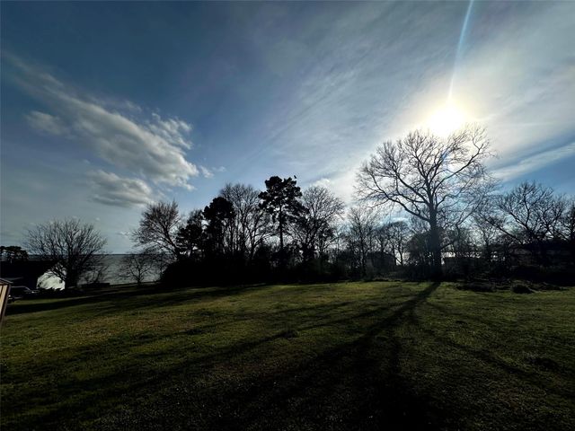 190 E Austin Avenue, Onalaska, TX 77360