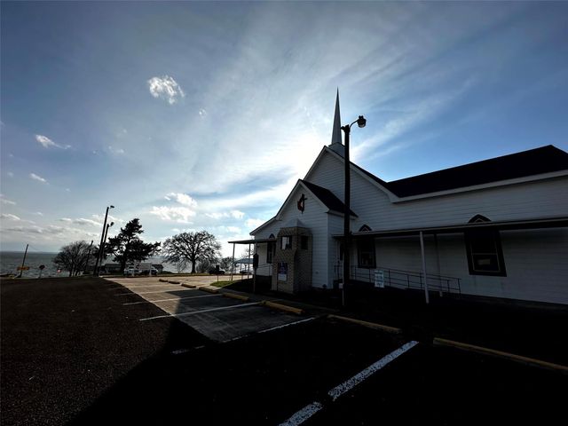 190 E Austin Avenue, Onalaska, TX 77360