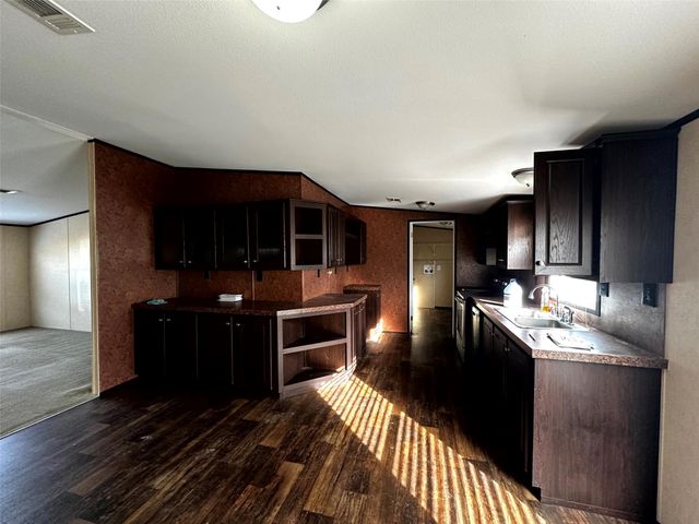 190 E Austin Avenue, Onalaska, TX 77360