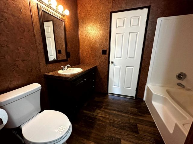 190 E Austin Avenue, Onalaska, TX 77360