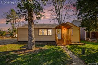 211 Cardinal Street, Commerce Charter Township, MI 48382