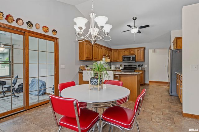 228 Manor Hill Drive, Chatham, IL 62629