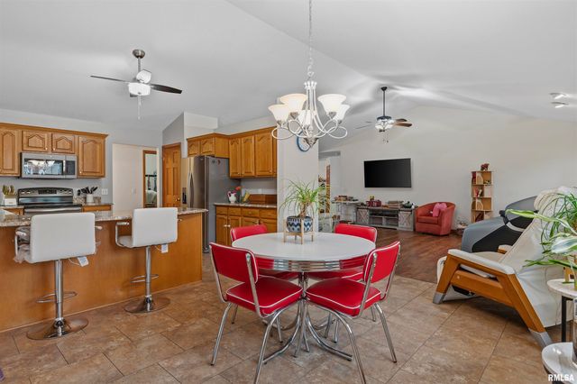 228 Manor Hill Drive, Chatham, IL 62629